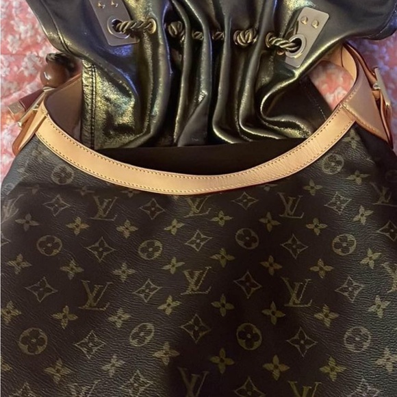 Louis Vuitton Collection 2009 Spring/Summer Kalahari Handbag. - Picture 6 of 10